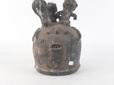 un vase noir orné de deux oiseaux