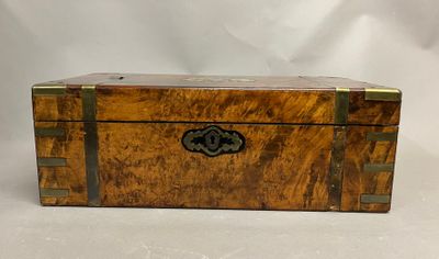 Coffre écritoire en loupe et placage de loupe à décor de pla… - Photo 1