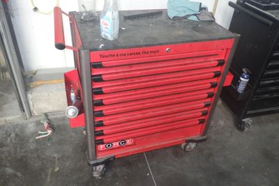 une photo d'une armoire à outils rouge dans un garage