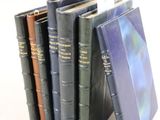 un grand nombre de livres empilés les uns sur les autres
