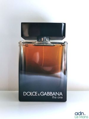 le flacon de parfum est posé sur la table