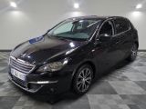 la photo d'une voiture noire garée sur un sol en damier