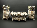 trois pièces de porcelaine empilées les unes sur les autres sur une surface noire
