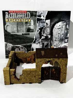 La boîte contient une maquette de château avec un homme en armure.