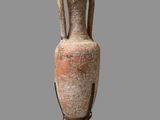 un vase en argile posé sur un socle, sur un fond gris
