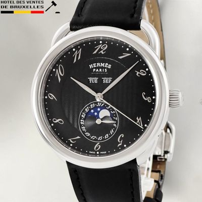 une photo d'une montre-bracelet avec un cadran noir et un bracelet en cuir noir