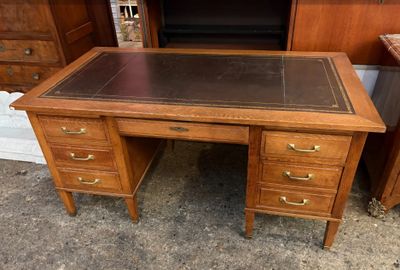 un bureau doté d'un plateau en verre