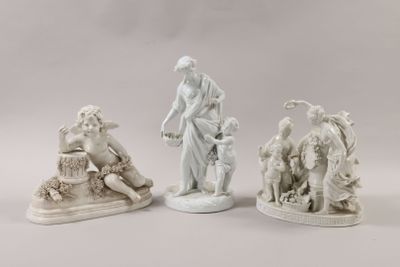 trois figurines blanches représentant une femme, un homme et un chien