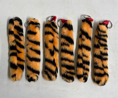 cinq porte-clés en fourrure de tigre ornés de nœuds rouges