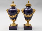 une paire de vases bleus et dorés empilés l'un sur l'autre