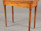 l'image d'une petite table en bois munie d'un tiroir