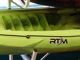un kayak vert posé sur un support dans une pièce