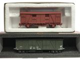 une boîte contenant un petit train, posée sur une table