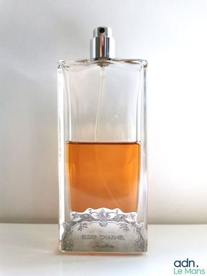 l'image d'un flacon de parfum posé sur une table