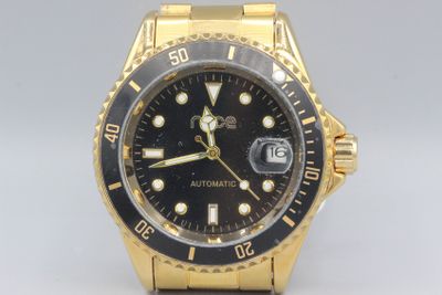 une image représentant une montre-bracelet en or avec un cadran noir