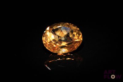 gros plan d'un diamant jaune sur une surface noire
