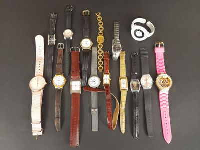 beaucoup de montres posées sur la table