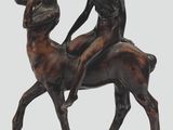 statue représentant un homme et une femme chevauchant un cerf, sur fond blanc