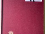 un livre rouge sur lequel figure l'image d'un cheval