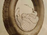 une vieille photo d'un pneu sur laquelle est dessiné un homme dans un bateau