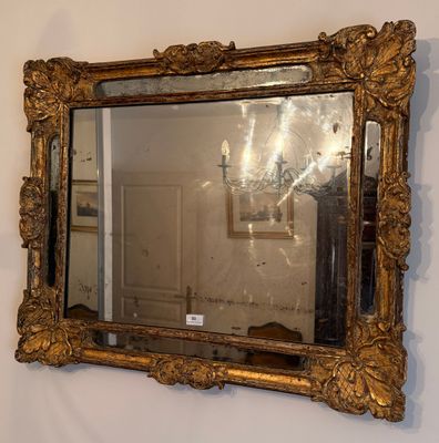 un miroir accroché au mur d'une pièce