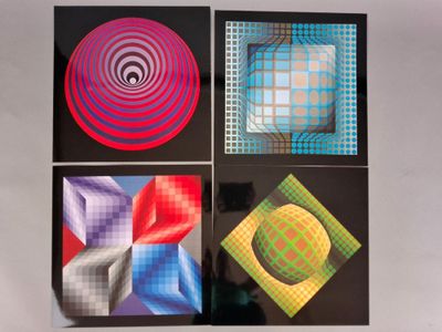 quatre tableaux carrés de couleurs et de formes différentes sur un fond blanc