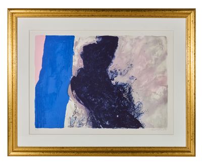 une peinture abstraite réalisée à l'aide de peinture bleue, rose et blanche sur un fond blanc
