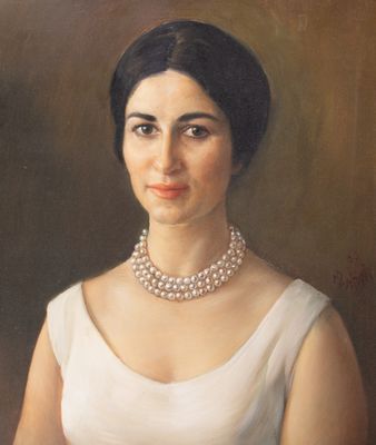 portrait d'une femme en robe blanche portant un collier de perles