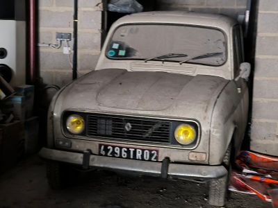 une vieille voiture garée dans un garage