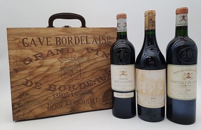 trois bouteilles de vin devant une caisse en bois