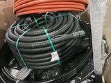 une boîte contenant différents types de tuyaux