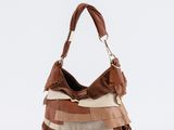 un sac rayé marron et blanc avec un nœud sur la poignée