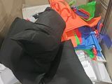 une boîte en carton contenant un certain nombre d'objets