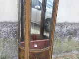 une armoire en bois surmontée d'un miroir