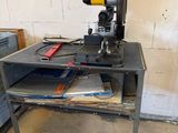 une machine posée sur une table dans une pièce
