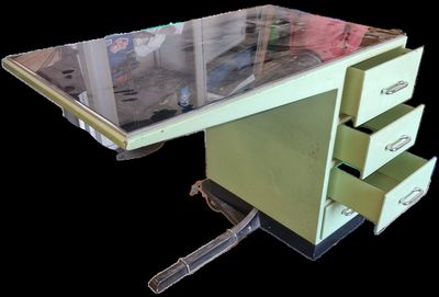 Bureau industriel en métal et plateau enchassé en verre tein…