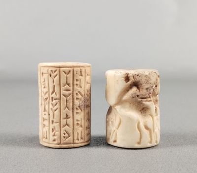 deux petites figurines en ivoire portant des inscriptions égyptiennes