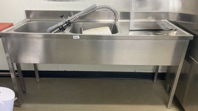un évier en acier inoxydable avec un robinet au centre
