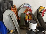 de nombreux seaux de peinture posés sur une palette dans un garage
