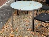 une petite table et deux chaises dans le jardin