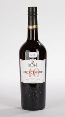 une bouteille de vin posée sur une table