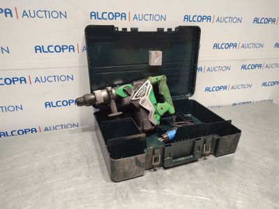 une boîte à outils contenant une perceuse, posée sur une table