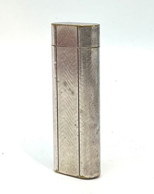 Cartier. Briquet en métal argenté à décor guilloché d'ondula…