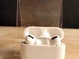 une boîte transparente contenant une paire d'AirPods