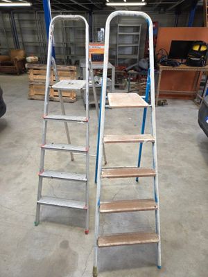 deux échelles qui se trouvent dans un garage