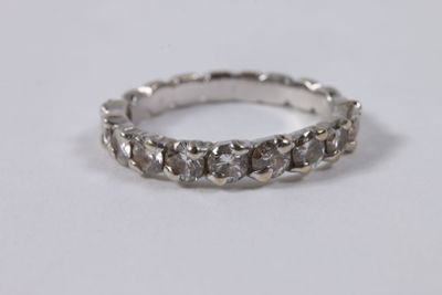 gros plan d'une bague en diamant sur une surface blanche