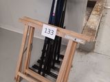 une table en bois sur laquelle est inscrit un chiffre, dans une pièce