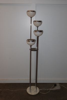 une lampe qui se trouve sur un support dans une pièce