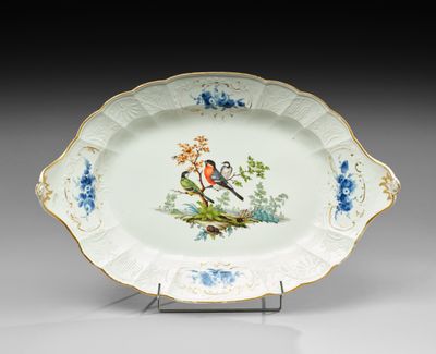 l'image d'une assiette sur laquelle figurent un oiseau et des fleurs