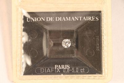 Diamant sur papier taille brillant de 0,61ct. Pureté : Pur 3 X, couleu